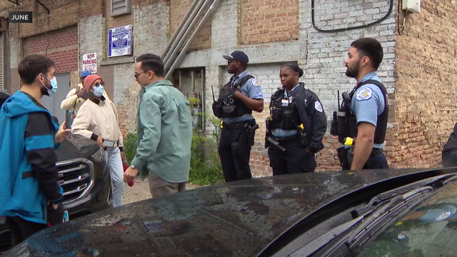 chicago-police-officers-at-ice-action.png 