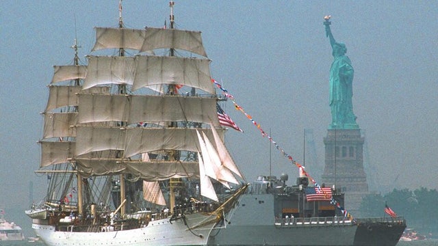tsll-ship-statue-gray-hull.jpg 