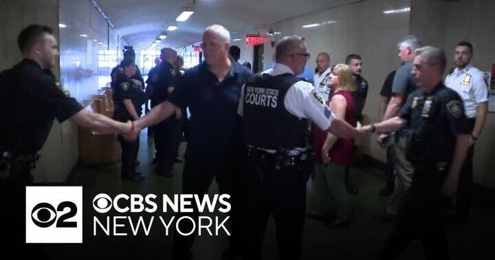 Suspect accused of attacking court officers in Manhattan faces judge ...