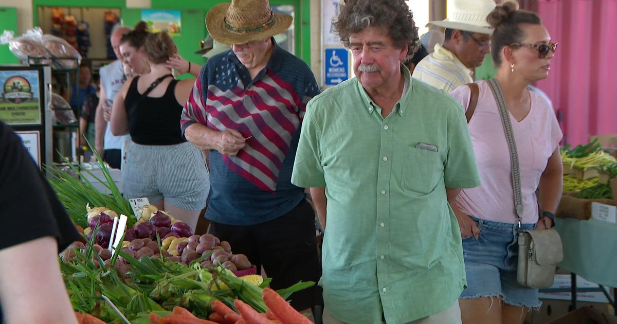 Minneapolis farmers market remains festive despite July Fourth heat 