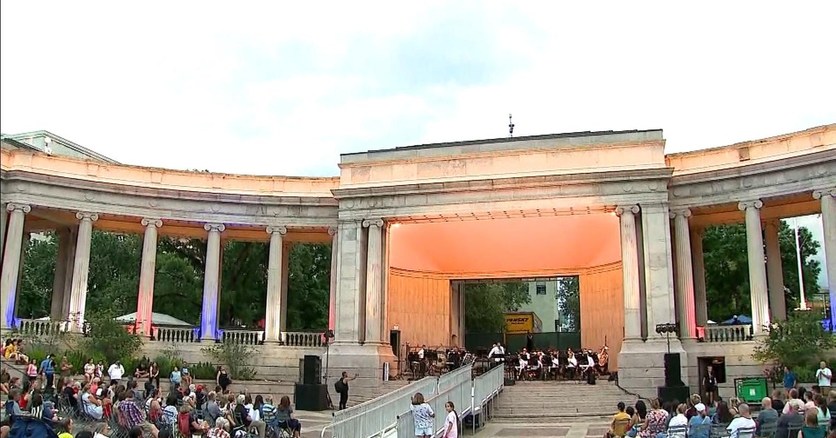 Families, friends gathered downtown for Indy Eve entertainment 