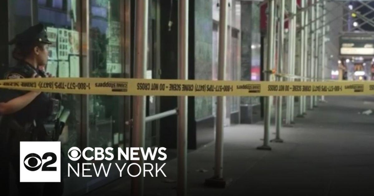 Police investigating slashing outside bar in midtown Manhattan - CBS ...