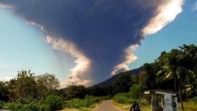 TOPSHOT-INDONESIA-VOLCANO 