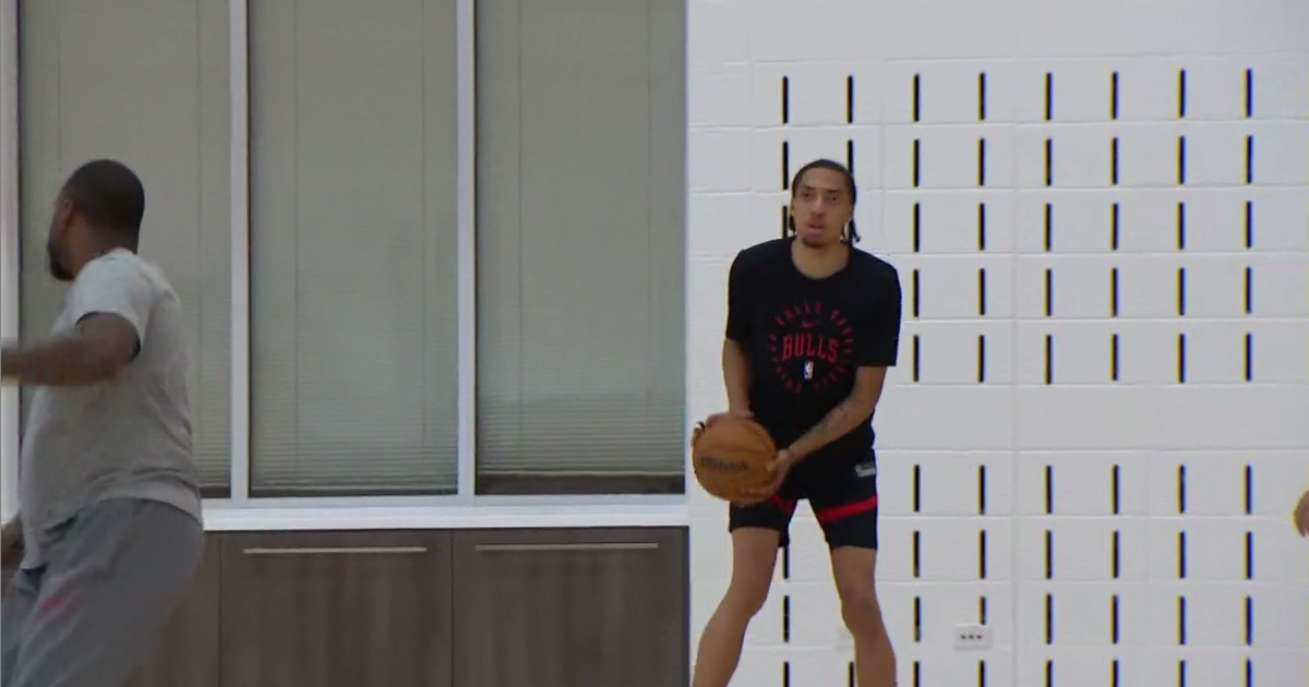 Noa Essengue takes to court for practice with Bulls 