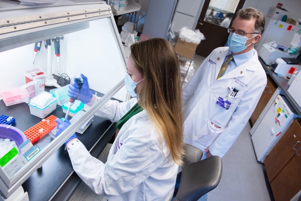 barbara-hanson-and-koralnik-in-the-lab.jpg 