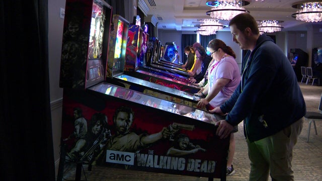6p-pkg-video-game-convention-wcco884v.jpg 
