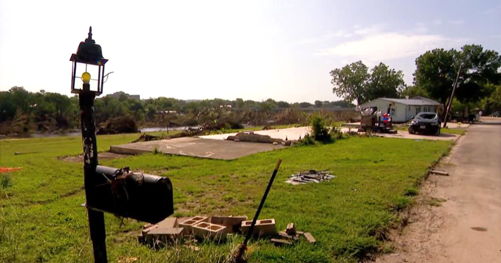 Family searches for missing loved ones after Kerrville flood swept away home 