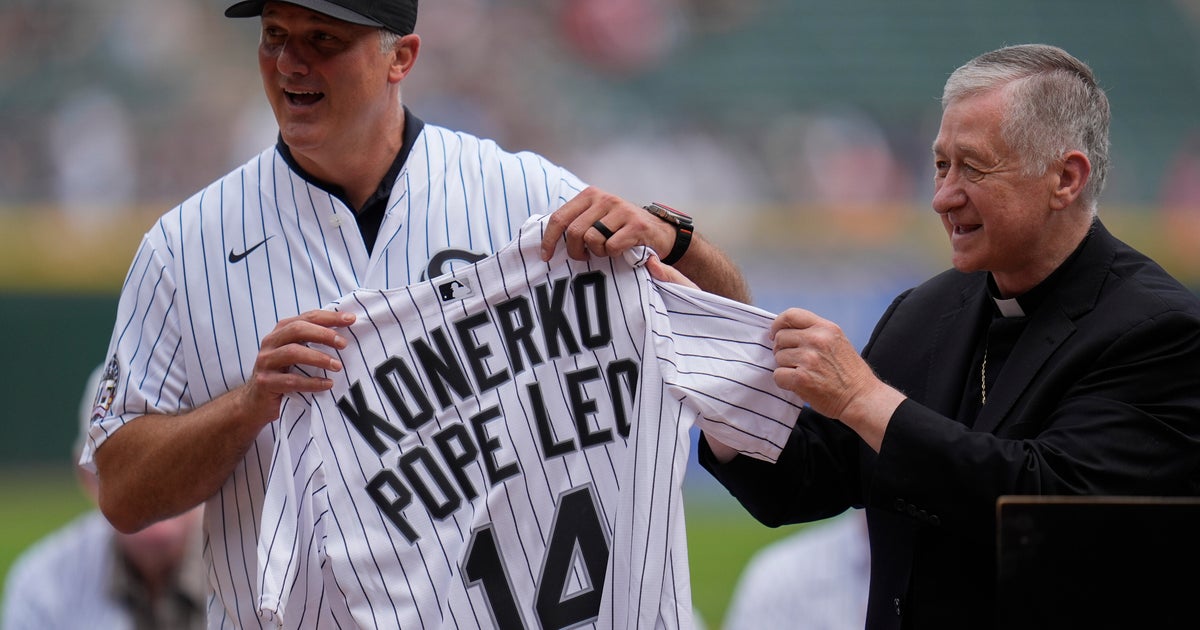 White Sox hero Paul Konerko gets jersey autographed by Pope Leo XIV 