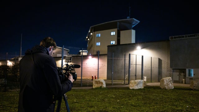                        Man escapes prison by hiding in fellow cellmate's luggage                   