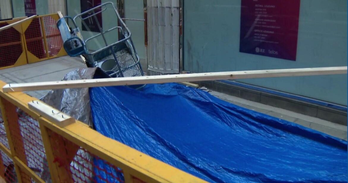 Construction worker injured after sidewalk collapses in downtown Chicago - CBS Chicago