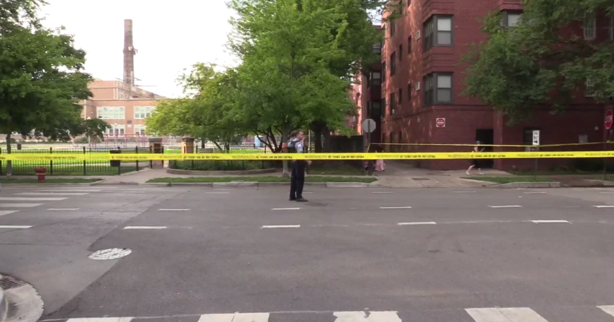 Teen shot during robbery by scooter-riding gunman in West Ridge 