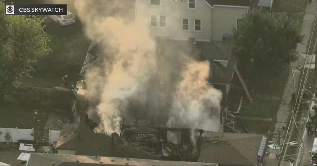 House fire spreads to two other buildings in Blue Island, Illinois 