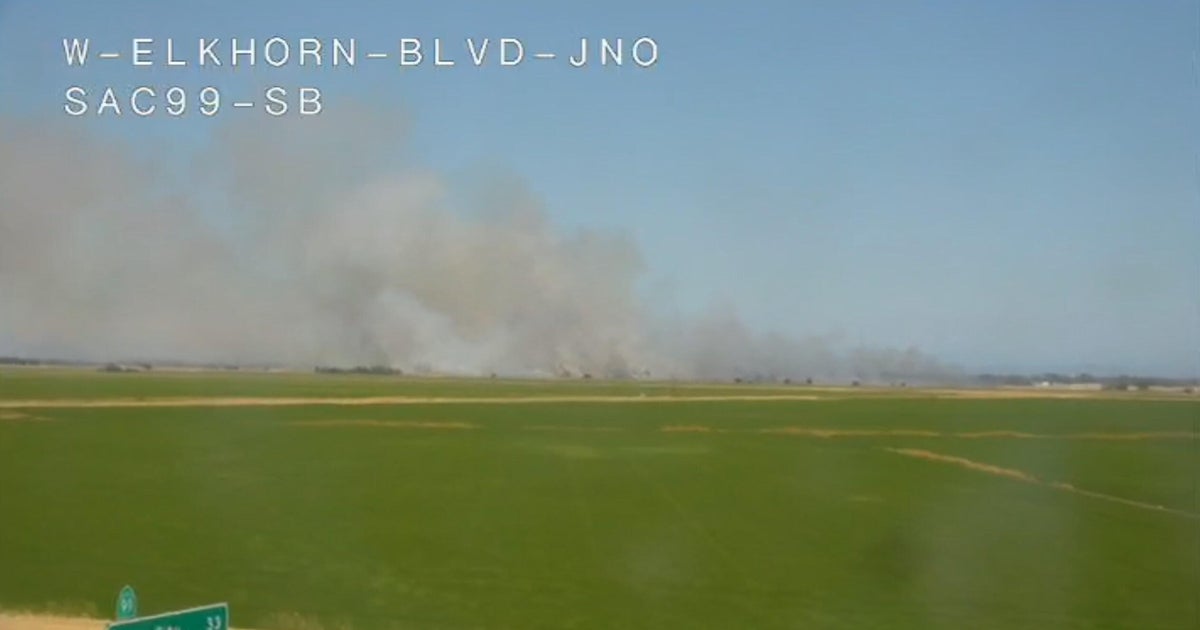 Grass fire in north Sacramento threatens structures, crews say