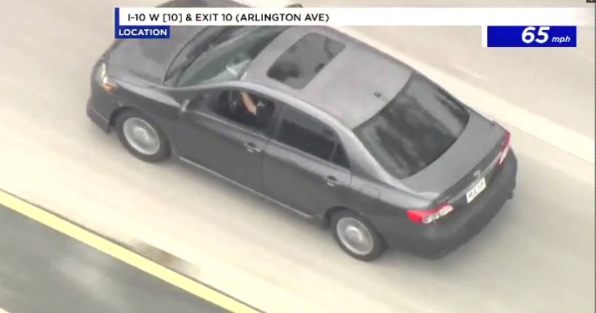 Pursuit of an alleged armed suspect ends at Santa Monica Pier entrance 