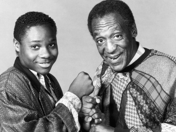 Malcolm-Jamal Warner, kreisais, kurš spēlēja Theo Huxtable "Kosbija šovs," ir redzams kopā ar Bilu Kosbiju šova trešajā sezonā. 