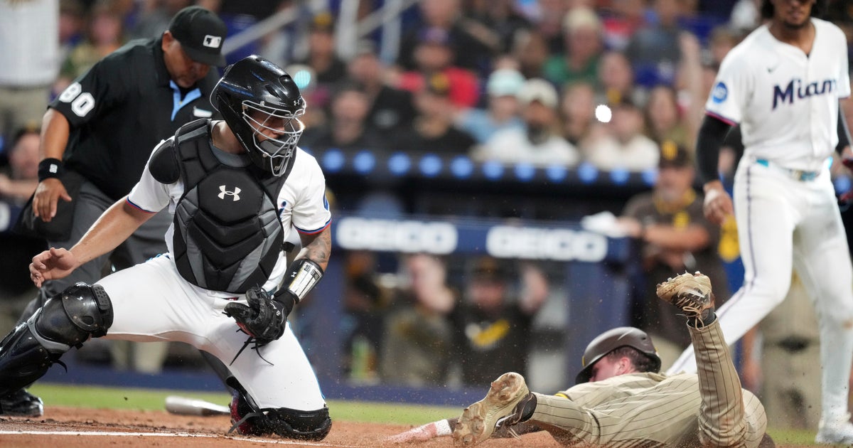 Padres hold on to beat Marlins 2-1 