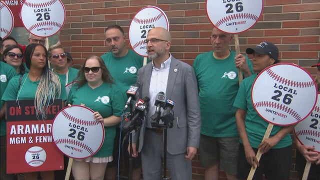 fenway-workers-strike-20250723-01-frame-31052.jpg 