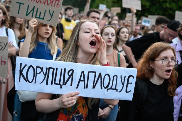 Thousands of Ukrainians protest the implementation of a law that regulates the work of anti-corruption institutions