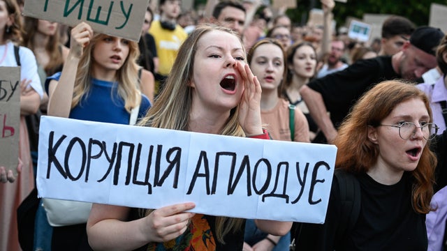 Thousands of Ukrainians protest the implementation of a law that regulates the work of anti-corruption institutions 