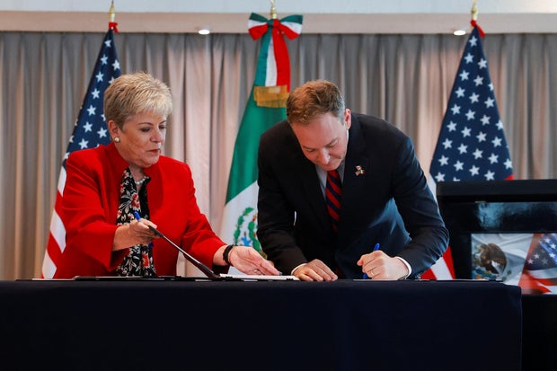 Assinatura do memorando de entendimento entre os EUA e o México para alcançar uma solução permanente para a crise de esgoto do Rio Tijuana, que já dura décadas, na Cidade do México