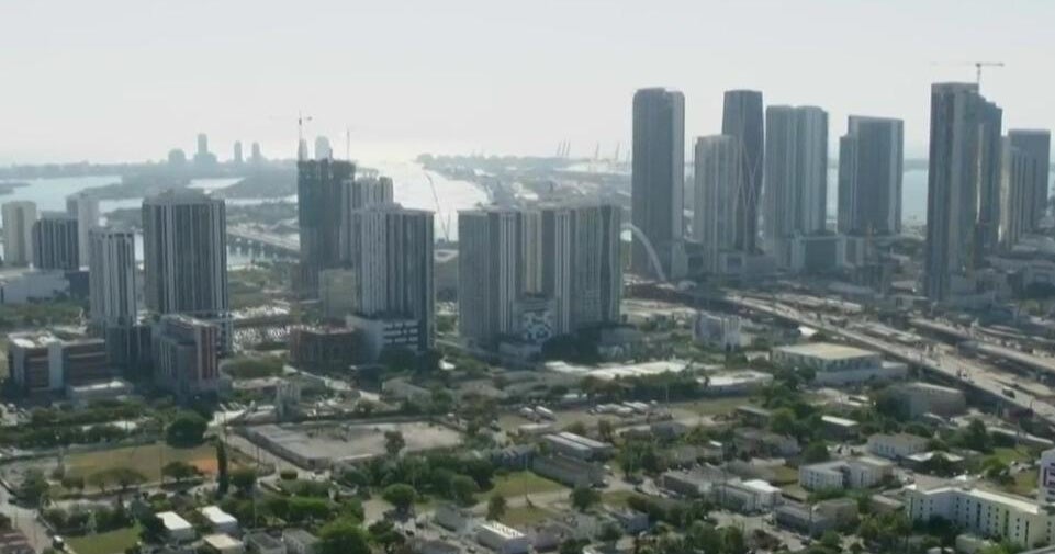 Miami leaders to hold press conference on citizenship course – CBS News