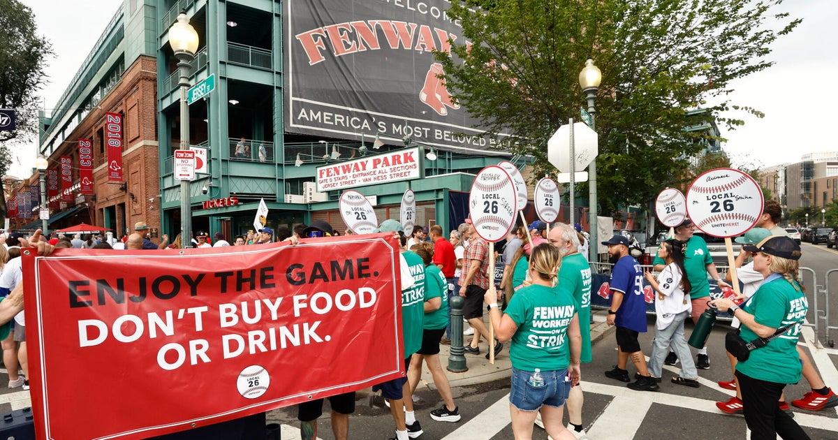 Fans torn on what to do during Fenway Park concessions worker strike 