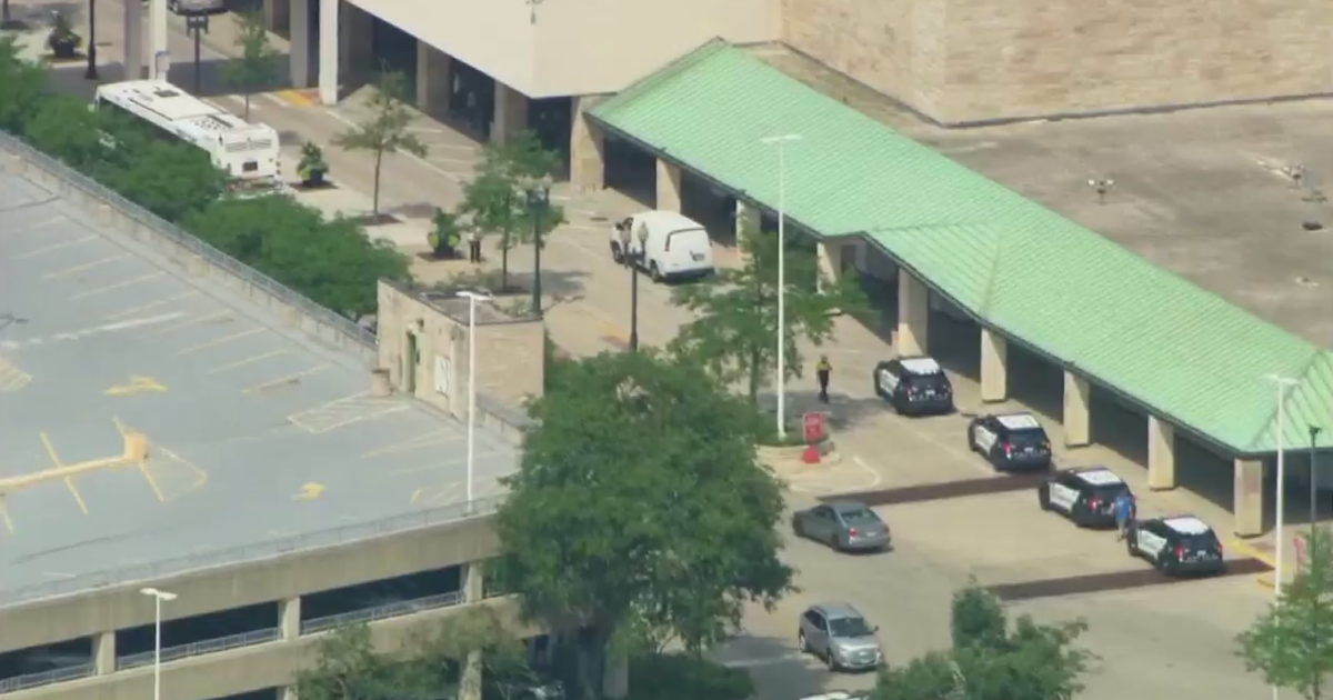 Massive police response at Old Orchard shopping center in Skokie 