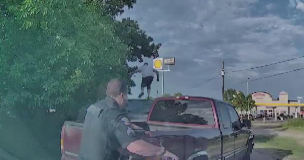 Man faces several charges after Seagoville police chase, attempt to steal patrol car 