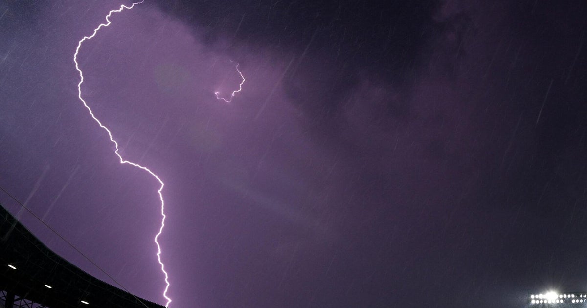 Weather causes delays, short sets at Offspring concert in Tinley Park 