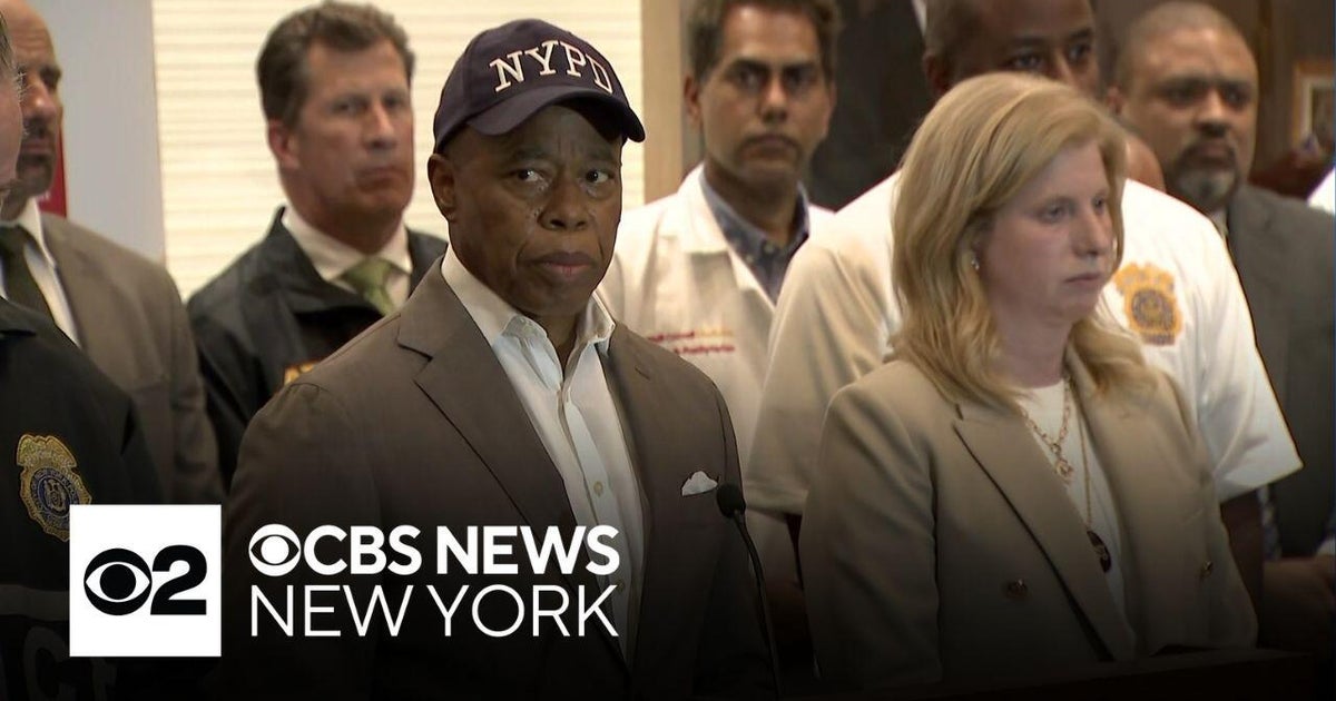 NYPD officer, 3 others killed by gunman in Midtown Manhattan | Full ...