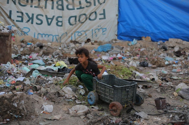 Uma criança palestina procura comida em Gaza 