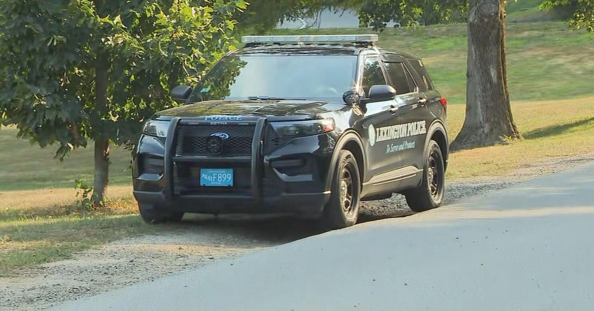Man wearing respirator mask tried to grab girls on Lexington bike path 