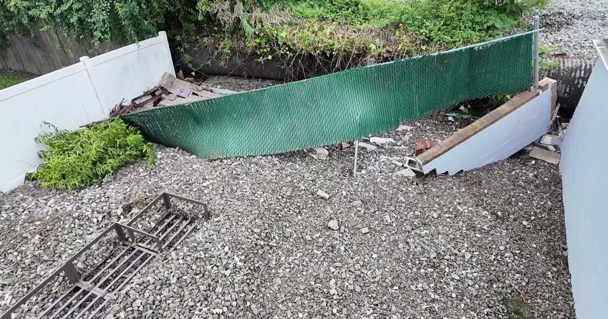Queens residents cleaning up after flooding caused damage, commute problems 