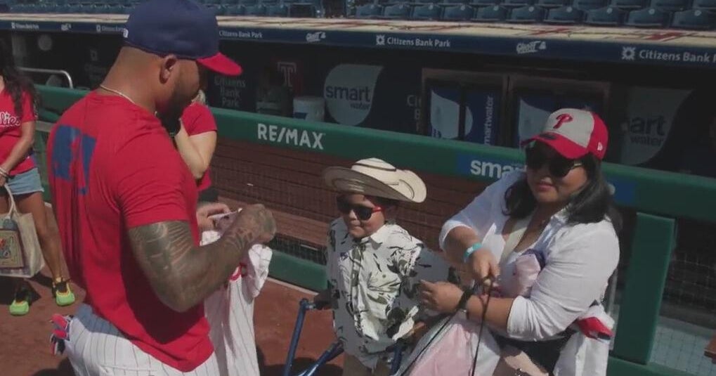 Phillies' Edmundo Sosa surprises cerebral palsy patient from Panama before game 