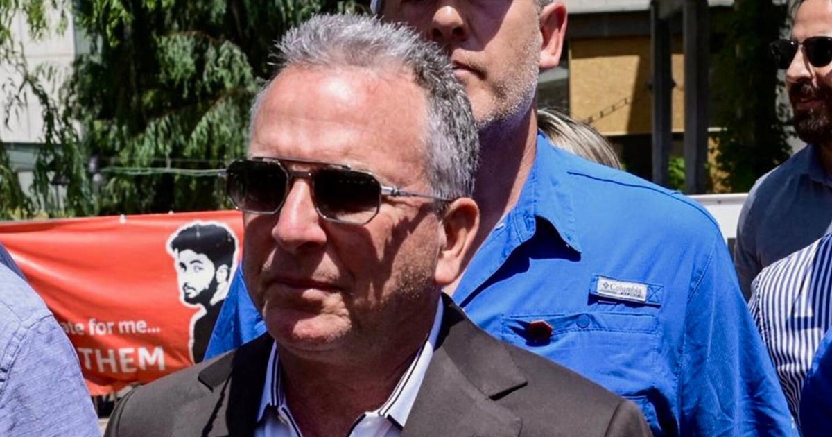 Witkoff meets with Putin; Trump teases Apple announcement