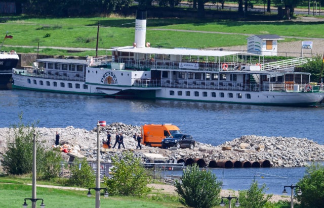 Planned defusing of a bomb at the Carola Bridge 