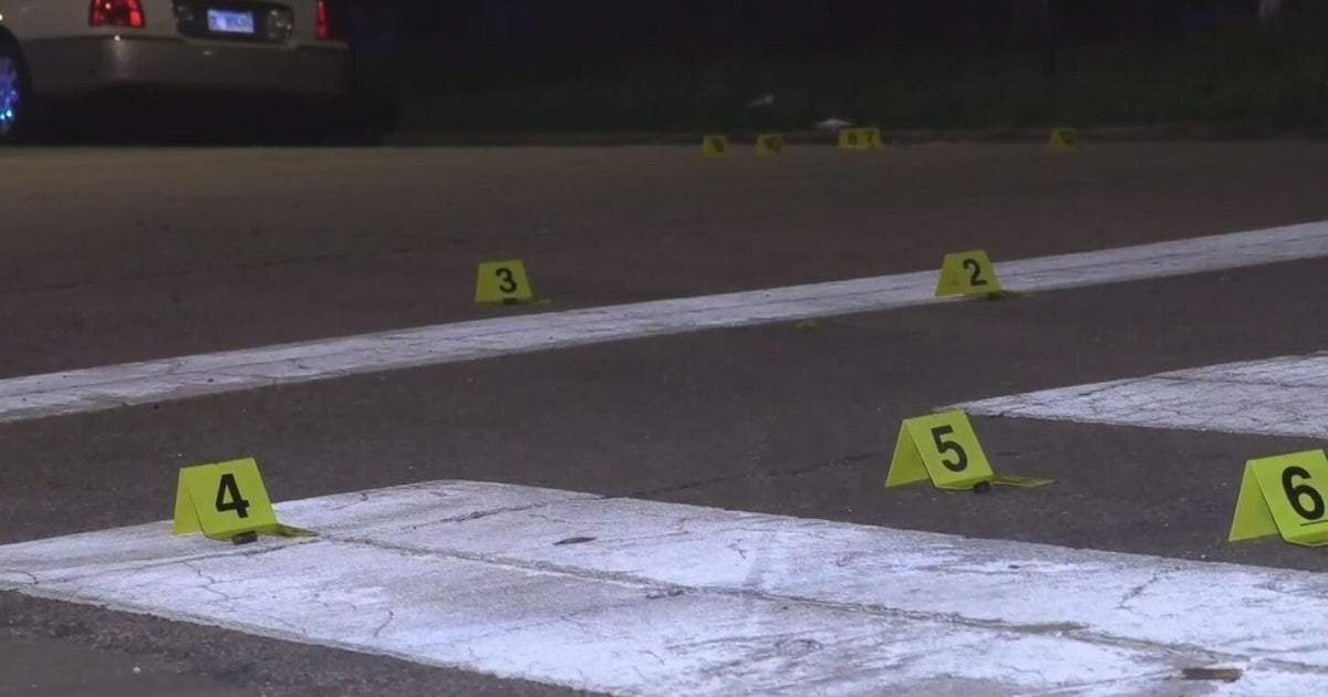Man injured after being caught in crossfire on Chicago's South Side 