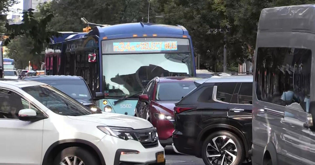 Pedestrians race NYC bus to stress need for 34th Street busway 