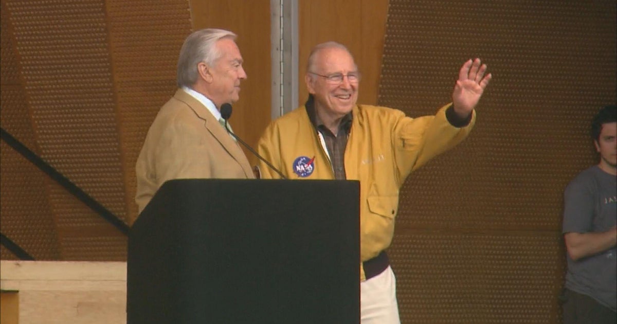 Chicago's Alder Planetarium honors Jim Lovell after death at 97 