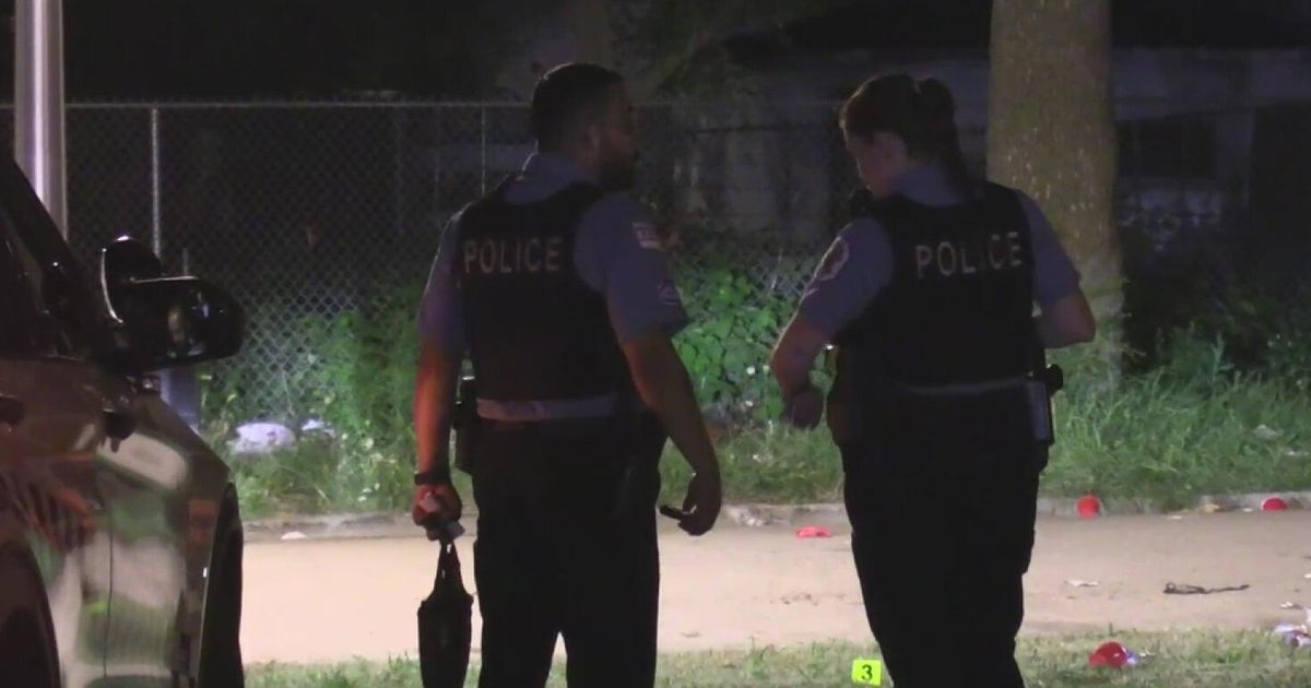 2 teens, 2 adults wounded in West Side mass shooting 