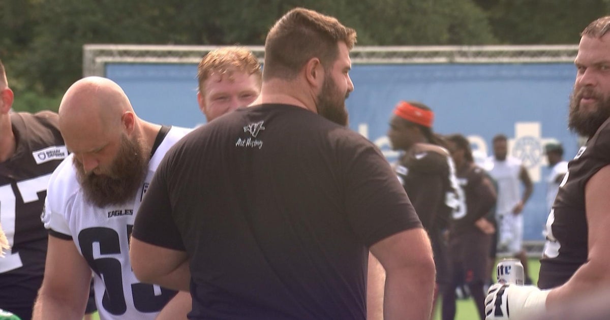 Fresh off surgery, Dickerson serves beers at Eagles-Browns practice 