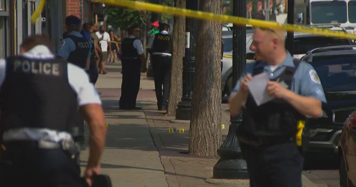 Chicago police officer fires shots at shooting suspect in South Shore 