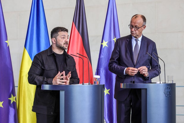 Der ukrainische Präsident Wolodymyr Selenskyj mit Bundeskanzler Friedrich Merz