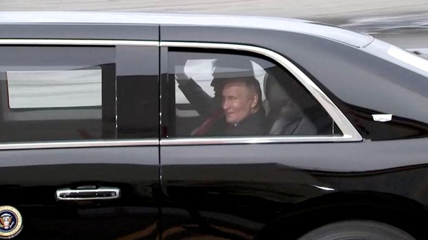 Poetin en Trump lachen samen op weg naar hun ontmoeting