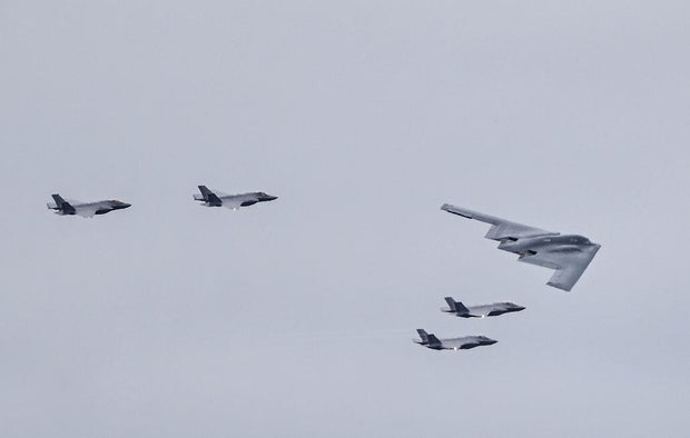 F-35 straaljagers en een B-2 bommenwerper vliegen over Joint Base Elmendorf-Richardson ter voorbereiding op de ontmoeting van de Russische president Vladimir Poetin en president Trump in Alaska op 15 augustus 2025.