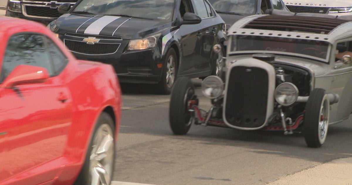 Thousands kickoff Woodward Dream Cruise weekend 