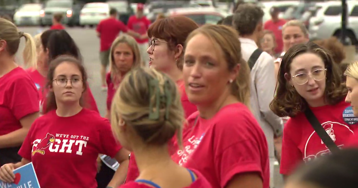 Naperville teachers rally at school board meeting as strike looms 