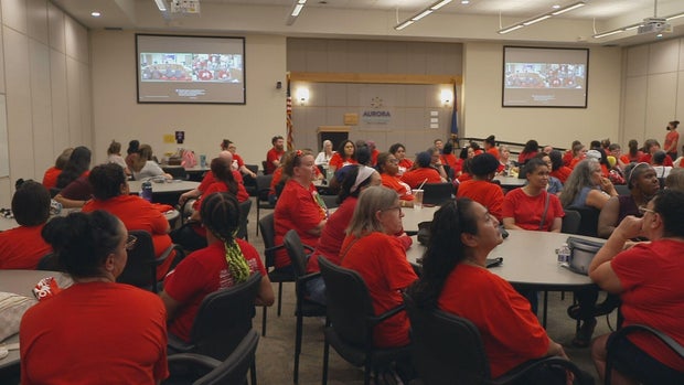 support-staff-aurora-public-schools-rally-school-board-meeting.jpg 