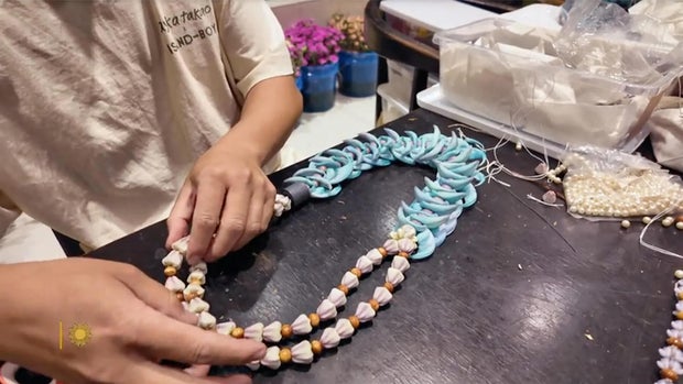 leis-sm.jpg 