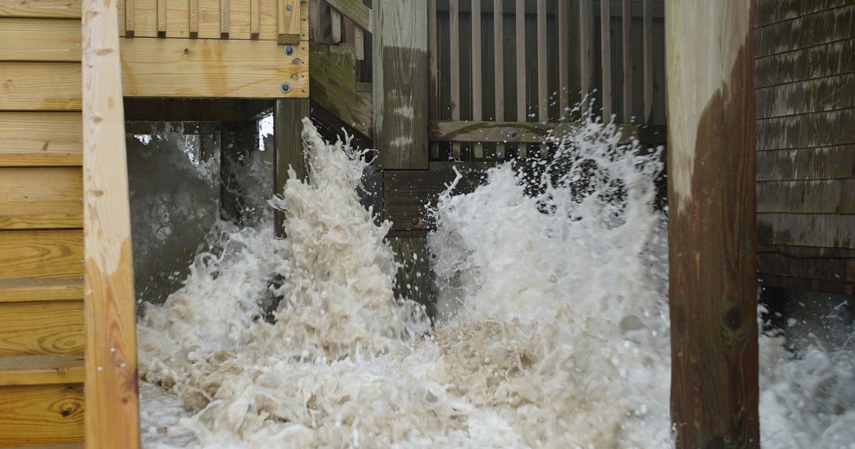 Hurricane Erin brings tropical storm circumstances to Outer Banks earlier than beginning to transfer away